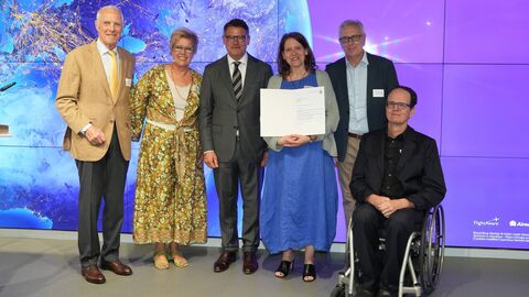 Übergabe Förderbescheid der Stiftung Flughafen Frankfurt/Main Gruppenbild: Ministerpräsident Rhein und die Vertreterinnen und Vertreter der geförderten Projekte bei der Bescheidübergabe