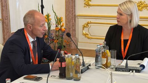 Bildungsminister, Armin Schwarz sitzt neben der Staatssekretärin im estnischen Bildungsministerium, Triin Laasi-Õige beim Gespäch.