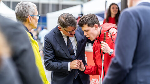 Ministerpräsident Boris Rhein im Gespräch mit Bürgerinnen und Bürgern.