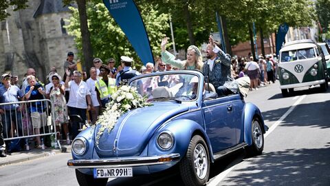 Das Hessentagspaar der Stadt Fulda, Vera und Max Dudyka, fährt beim Festumzug ein.