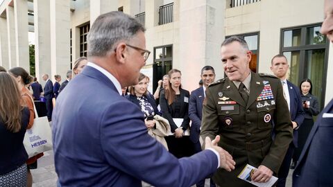 Boris Rhein schüttelt die Hand eines Mannes in militärischer Uniform