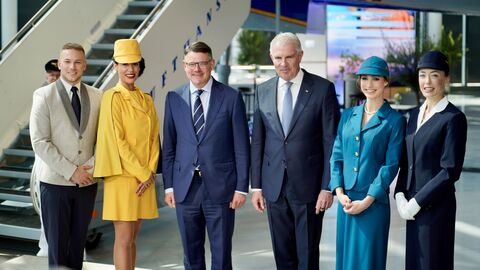 Ministerpräsident Boris Rhein und Luftansa-Vorstandsvorsitzender Carsten Spohr zusammen mit Stewardessen und einem Steward in alten Uniformen