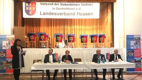 Ingwelde Juchum, Landesvorsitzende des Verbandes der Siebenbürger Sachsen in Deutschland e. V. Landesverband Hessen sowie Mitglieder des Landesvorstandes. Ingwelde Juchum, Landesvorsitzende des Verbandes der Siebenbürger Sachsen in Deutschland e. V. Landesverband Hessen sowie Mitglieder des Landesvorstandes.