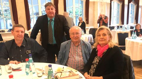 V.l.n.r.: Bernd Klippel, Kreisobmann der Sudetendeutschen Landsmannschaft Gelnhausen; Markus Harzer, Landesobmann der Sudetendeutschen Landsmannschaft Hessen; Reinhard Weinert, stellvertretender Landesobmann; Margarete Ziegler-Raschdorf, Landesbeauftragte der Hessischen Landesregierung für Heimatvertriebene und Spätaussiedler. Foto: LBHS V.l.n.r.: Bernd Klippel, Kreisobmann der Sudetendeutschen Landsmannschaft Gelnhausen; Markus Harzer, Landesobmann der Sudetendeutschen Landsmannschaft Hessen; Reinhard Weinert, stellvertretender Landesobmann; Margarete Ziegler-Raschdorf, Landesbeauftragte der Hessischen Landesregierung für Heimatvertriebene und Spätaussiedler. Foto: LBHS