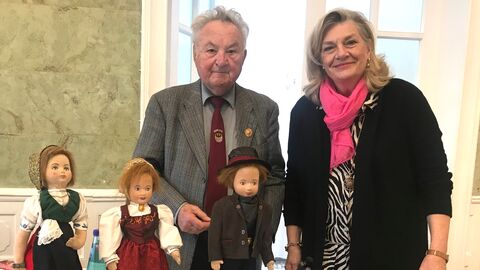 BdV-Kreisvorsitzender Josef Plahl und Landesbeauftragte Margarete Ziegler-Raschdorf mit Trachtenpuppen aus der Heimatsammlung in Weilburg. Foto: LBHS BdV-Kreisvorsitzender Josef Plahl und Landesbeauftragte Margarete Ziegler-Raschdorf mit Trachtenpuppen aus der Heimatsammlung in Weilburg. Foto: LBHS