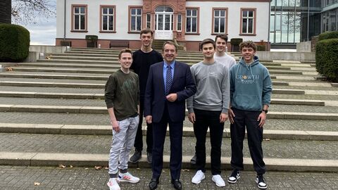Kultusminister Lorz diskutiert mit Schülern der Internatsschule Schloss Hansenberg Kultusminister Lorz diskutiert mit Schülern der Internatsschule Schloss Hansenberg