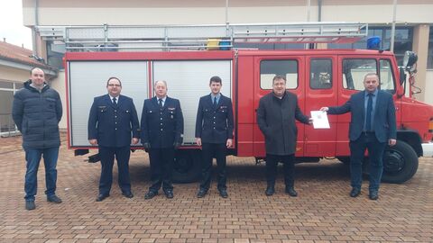 Europastaatssekretär Mark Weinmeister bei der Übergabe des Bescheides in Schrecksbach mit Bürgermeister Andreas Schultheiß (ganz rechts) und Vertretern der Feuerwehr. Europastaatssekretär Mark Weinmeister bei der Übergabe des Bescheides in Schrecksbach mit Bürgermeister Andreas Schultheiß (ganz rechts) und Vertretern der Feuerwehr.