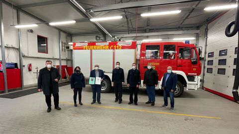 Europastaatssekretär Mark Weinmeister bei der Übergabe des Bescheides an Bürgermeister Stefan Pinhard (3.v.l.) und Vertretern der Feuerwehr von Schwalmstadt-Treysa. Europastaatssekretär Mark Weinmeister bei der Übergabe des Bescheides an Bürgermeister Stefan Pinhard (3.v.l.) und Vertretern der Feuerwehr von Schwalmstadt-Treysa.