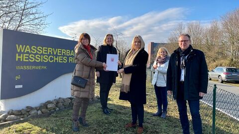 Bescheidübergabe am Wasserwerk Priska Hinz übergibt Förderbescheid