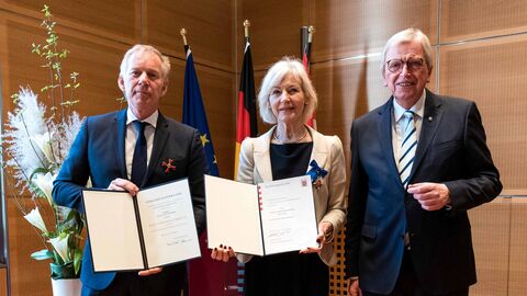 Der Moderator und Journalist Johannes B. Kerner bekam vom Hessischen Ministerpräsidenten Volker Bouffier das Verdienstkreuz 1. Klasse des Verdienstordens der Bundesrepublik Deutschland ausgehändigt. Zudem wurde Professorin Marlies Mosiek-Müller der Hessische Verdienstorden von Volker Bouffier verliehen. Der Moderator und Journalist Johannes B. Kerner bekam vom Hessischen Ministerpräsidenten Volker Bouffier das Verdienstkreuz 1. Klasse des Verdienstordens der Bundesrepublik Deutschland ausgehändigt. Zudem wurde Professorin Marlies Mosiek-Müller der Hessische Verdienstorden von Volker Bouffier verliehen.