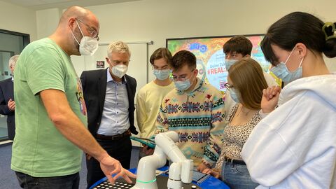 Staatssekretär Lösel zu Besuch an der beruflichen Schule Korbach während der zweiten Station der Hessen-Tour. Staatssekretär Lösel zu Besuch an der beruflichen Schule Korbach während der zweiten Station der Hessen-Tour.