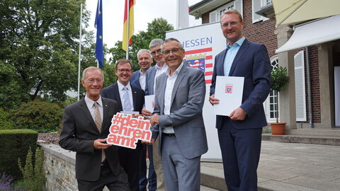 Chef der Staatskanzlei, Staatsminister Axel Wintermeyer, hat heute die Zuwendungsverträge für den Aufbau von vier neuen „Koordinierungszentren für Bürgerengagement“ in den Landkreisen Fulda, Kassel, Main-Taunus und Vogelsberg unterschrieben. (v.l.n.r.: Staatsminister Axel Wintermeyer, Erster Kreisbeigeordneter Frederik Schmitt (Fulda), Landrat Michael Cyriax (Main-Taunus-Kreis), Landrat Manfred Görig (Vogelsbergkreis), Landrat Andreas Siebert (Kassel), Erster Kreisbeigeordneter Dr. Jens Mischak (Vogelsberg)