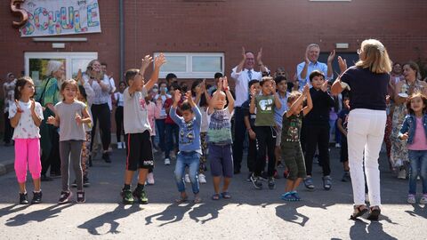 Staatssekretär Dr. Manuel Lösel besucht Flüchtlingsbeschulung in der Erstaufnahmeeinrichtung des Landes Hessen am Standort Gießen Lösel lacht gemeinsam mit Kindern der Flüchtlingsbeschulung in der Erstaufnahmeeinrichtung des Landes Hessen am Standort Gießen