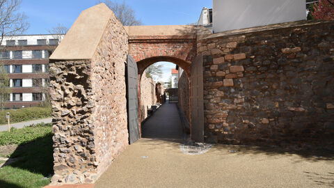 Den zweiten Preis des Hessischen Denkmalschutzpreises 2022 in der Kategorie "Öffentliches Bauen" bekam die TU Darmstadt für die Sanierung der alten Stadtmauer in Darmstadt.  Die alte Stadtmauer in Darmstadt: Mauerreste mit Tor