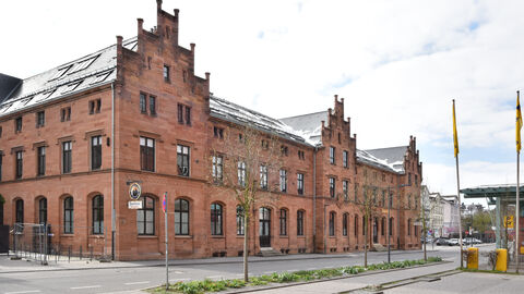 Der zweite Preis des Hessischen Denkmalschutzpreises 2022 für transformatives Bauen ging an Kai Laumann. Er hat die Alte Post und das ehemalige Telegraphenamt in Gießen zu einem Ort der Gastronomie, Wissenschaft, Gesundheit und Dienstleistungen gemacht.  Die Alte Post mit Telegraphenamt in Gießen von außen: Ein großer, langgezogener rötlicher Bau mit schmuckvollen Giebeln