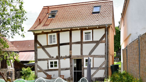 Den ersten Preis des Hessischen Denkmalschutzpreises 2022 in der Kategorie Privates Bauen hat Katja Berkling gewonnen. Sie hat das Tagelöhnerhaus in Marburg-Dilschhausen restauriert. Das Tagelöhnerhaus in Marburg: Ein hübsches, leicht schiefes Fachwerkhäuschen mit Garten