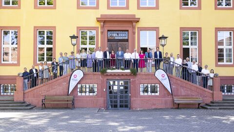Kompetenznetzwerk ländlicher Raum  Viele Personen stehen auf einer Treppe
