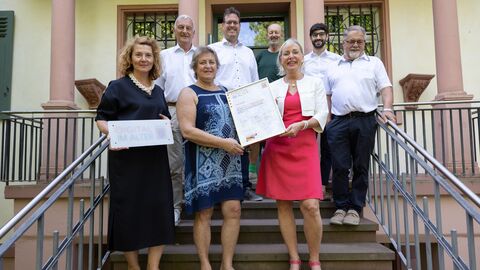 Digitalministerin Sinemus zeichnet das „Seniorenbüro Petri-Villa“ in Ober-Ramstadt als Di@-Lotsen-Stützpunkt aus Digitalministerin Sinemus zeichnet das „Seniorenbüro Petri-Villa“ in Ober-Ramstadt als Di@-Lotsen-Stützpunkt aus
