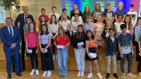 Kultusminister Lorz feiert Schulstart mit neuen Fünftklässlern der Emil-von-Behring-Schule in Marburg Gruppenfoto: Kultusminister Lorz mit Schülerinnen und Schülern der Emil-von-Behring-Schule in Marburg