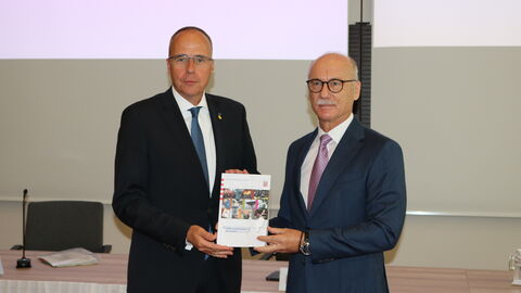 Innenminister Peter Beuth zum LfV-Bericht 2021 Innenminister Peter Beuth mit dem LfV-Bericht 2021
