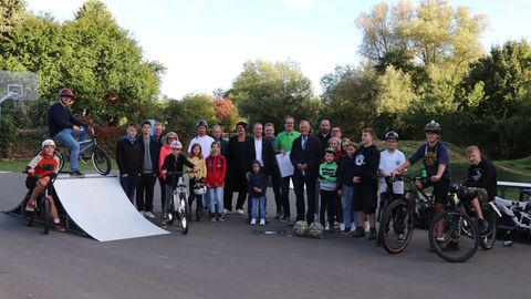 Hessens Chef der Staatskanzlei, Staatsminister Axel Wintermeyer, hat sich in Wehretal die Tricks der Kinder und Jugendlichen auf der neuen Halfpipe, die das Land mit rund 5.000 Euro gefördert hat, angesehen. 