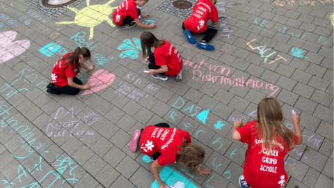 Schülerinnen und Schüler der Gönser Grundschule aus Butzbach malen Kreidebotschaften zum Thema Kinderrechte vor das Hessische Ministerium für Soziales und Integration Schülerinnen und Schüler der Gönser Grundschule aus Butzbach malen Kreidebotschaften zum Thema Kinderrechte vor das Hessische Ministerium für Soziales und Integration