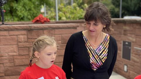 Grundschülerin Mayla erzählt der hessischen Staatssekretärin für Soziales und Integration Anne Janz wie sie die Kinderrechtefahne zusammen mit den anderen Schülerinnen und Schülern gestaltet hat Grundschülerin Mayla erzählt der hessischen Staatssekretärin für Soziales und Integration Anne Janz wie sie die Kinderrechtefahne zusammen mit den anderen Schülerinnen und Schülern gestaltet hat