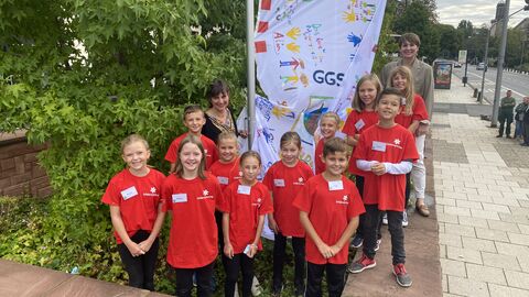 Schülerinnen und Schüler der Gönser Grundschule aus Butzbach hissen die von ihnen gestaltete Fahne zum Thema Kinderrechte gemeinsam mit der hessischen Staatssekretärin für Soziales und Integration Anne Janz und der hessischen Kinder- und Jugendrechtebeauftragte Miriam Zeleke Schülerinnen und Schüler der Gönser Grundschule aus Butzbach hissen die von ihnen gestaltete Fahne zum Thema Kinderrechte gemeinsam mit der hessischen Staatssekretärin für Soziales und Integration Anne Janz und der hessischen Kinder- und Jugendrechtebeauftragte Miriam Zeleke