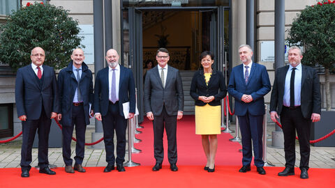 v.l.n.r. Vizegouverneur von Bursa, Dr. Yusuf Gökhan Yolcu, Regionalminister der Emilia Romagna Paolo Calvano, Präsident der Emilia-Romagna, Stefano Bonaccini, Ministerpräsident Boris Rhein, Europaministerin Lucia Puttrich, Marschall der polnischen Partnerregion Wielkopolska, Marek Woźniak und der Vizepräsident der Nouvelle-Aquitaine, Guillaume Riou
