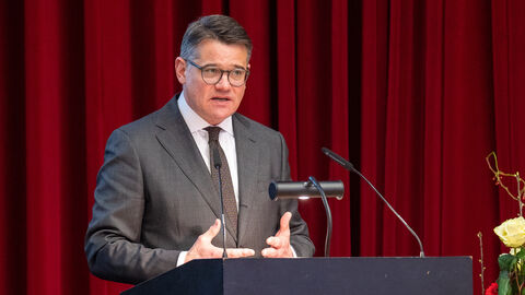 Gedenktag für die Opfer des Nationalsozialismus Ministerpräsident Boris Rhein spricht am Rednerpult