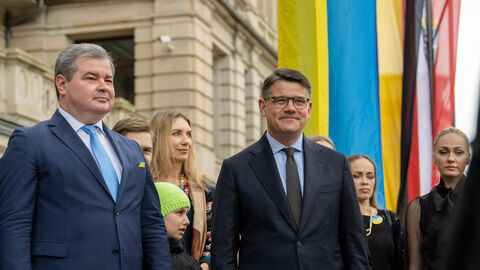 Generalkonsul Vadym Kostiuk und Ministerpräsident Boris Rhein