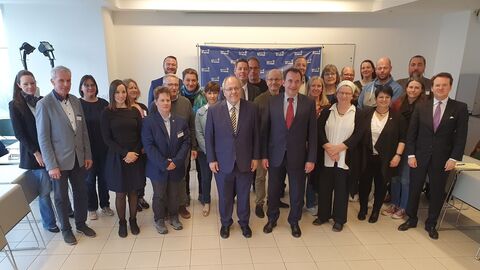 Kultusminister Lorz und links neben ihm der Leiter der Gedenkstätte Yad Vashem, Dani Dayan. Zudem u. a. die 20 hessischen Lehrkräfte der Fortbildungsreise. Kultusminister Lorz und links neben ihm der Leiter der Gedenkstätte Yad Vashem, Dani Dayan. Zudem u. a. die 20 hessischen Lehrkräfte der Fortbildungsreise.