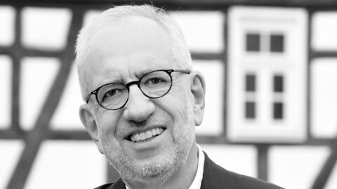 Hans-Dieter Hillmoth