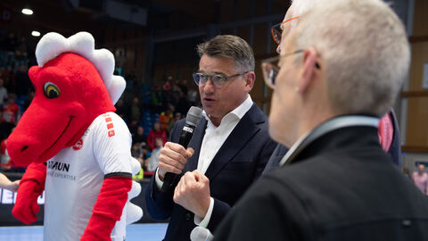 Ministerpräsident Rhein zeichnet „Menschen des Respekts“ aus Ministerpräsident Boris Rhein steht auf dem Spielfeld der MT Melsungen und hält eine Rede