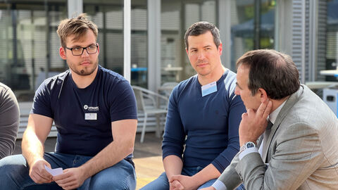 Kultusminister Lorz informiert sich beim Unternehmen Vitronic zur dualen Berufsausbildung Kultusminister Lorz informiert sich beim Unternehmen Vitronic zur dualen Berufsausbildung