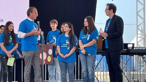 Zu sehen sind auf der Hessentagsbühne Finanzminister Michael Boddenberg und Moderator Bastian Korff mit Schülerinnen und Schülern der Friedrich-Ebert-Schule.  Zu sehen sind auf der Hessentagsbühne Finanzminister Michael Boddenberg und Moderator Bastian Korff mit Schülerinnen und Schülern der Friedrich-Ebert-Schule.