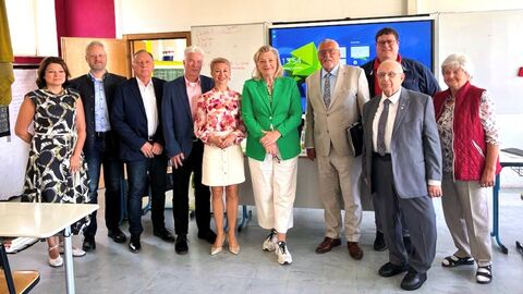 Gruppenbild Landesbeiratssitzung Hessentag Pfungstadt 2023 Landesbeauftragte Margarete Ziegler-Raschdorf und Landesbeiratsvorsitzender Siegbert Ortmann in der Bildmitte, umrahmt von Beiratsmitgliedern und Gästen