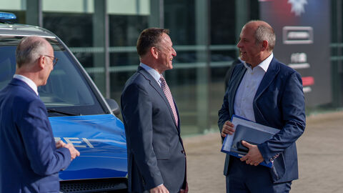 Innenminister Roman Poseck besuch  Polizeipräsidium Frankfurt  Innenminister Roman Poseck Landespolizeipräsident Robert Schäfer und dem Polizeipräsidenten des Polizeipräsidiums Frankfurt Stefan Müller mit und vor Polizeiauto