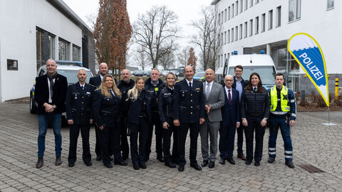Besuch Polizeipräsidium Osthessen Innenminister Roman Poseck und Polizeipräsident Michael Tegethoff mit Mitarbeiterinnen und Mitarbeitern des Polizeipräsidiums Osthessen