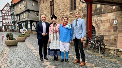 Innenminister Roman Poseck in Fritzlar Innenminister Roman Poseck und Fritzlars Bürgermeister Hartmut Spogat gemeinsam mit dem diesjährigen Hessentagspaar