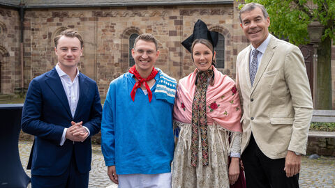 Staatskanzleichef Benedikt Kuhn, Hessentagspaar Kevin Wathling und Franziska Wathling, Bürgermeister Hartmut Spogat Staatskanzleichef Benedikt Kuhn, Hessentagspaar Kevin Wathling und Franziska Wathling und Bürgermeister Hartmut Spogat stehen nebeneinander zum Gruppenfoto aufgestellt.