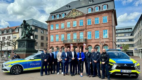 Innenminister Roman Poseck (mitte) Oberbürgermeister Claus Kaminsky (links), Ordnungsdezernentin Isabell Hemsley (rechts), Bürgermeister Maximilian Bieri, Landespolizeipräsident Robert Schäfer, Polizeipräsident Thomas Muth mit Mitarbeiterinnen und Mitarbeitern der Stadt- und Landespolizei posieren mit Polizeiautos