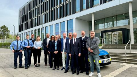 Innenstadtoffensive Offenbach Innenminister Roman Poseck unter anderem mit Landespolizeipräsident Robert Schäfer, Bürgermeisterin Sabine Groß, Leiter Ordnungsamt Frank Weber, Landtagsabgeordnete Kim-Sarah Speer, stellv. Leiterin der Abt. Einsatz Frau Rogalski