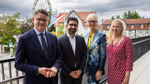 Ministerpräsident Boris Rhein, Wirtschafts- und Verkehrsminister Kaweh Mansoori, die neue Sportbeauftragte der Hessischen Landesregierung Ann Kathrin Linsenhoff und Sportministerin Diana Stolz. Ministerpräsident Boris Rhein, Wirtschafts- und Verkehrsminister Kaweh Mansoori, die neue Sportbeauftragte der Hessischen Landesregierung Ann Kathrin Linsenhoff und Sportministerin Diana Stolz.