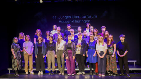 Christoph Degen, Hessischer Staatssekretär für Wissenschaft und Forschung, Kunst und Kultur und der Thüringer Staatsminister für Kultur, Benjamin-Immanuel Hoff, mit den Gewinnerinnen und Gewinnern des Jungen Literaturforums Hessen-Thüringen 2024  Christoph Degen, Hessischer Staatssekretär für Wissenschaft und Forschung, Kunst und Kultur und der Thüringer Staatsminister für Kultur, Benjamin-Immanuel Hoff, mit den Gewinnerinnen und Gewinnern des Jungen Literaturforums Hessen-Thüringen 2024