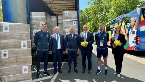 65. Hilfstransport für die Ukraine Innenminister Roman Poseck, Generalkonsul der Ukraine Vadym Kostiuk und Frau Dr. Viktoriia Nikolaevna Freifrau von Rosen stehen mit Teilen des Teams der ukrainischen Nationalmannschaft vor dem Hilfstransport.