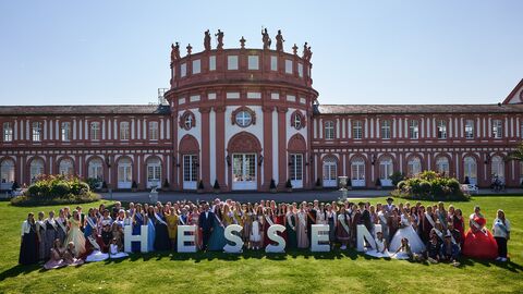 Hoheitenempfang 2024 Hoheitenempfang 2024: Ministerpräsident Rhein gemeinsam mit den Hessischen Hoheiten vor Schloss Biebrich in Wiesbaden