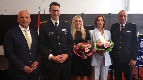 Innenminister Roman Poseck steht mit Paschek und Gutzeit sowie deren Frauen in einer Reihe.