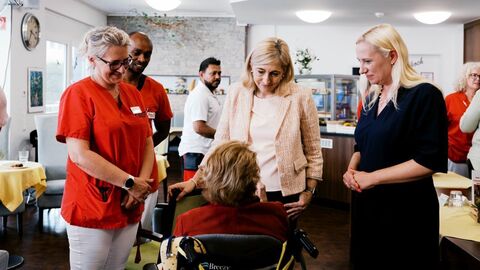 Bundesgesundheitsministerin Nina Warken und die Hessische Gesundheitsministerin Diana Stolz im Gespräch mit einer Bewohnerin des Hauses Dietrichsroth in Dreieich. Bundesgesundheitsministerin Nina Warken und Gesundheitsministerin Diana Stolz im Gespräch mit einer Bewohnerin.