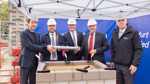 Prof. Dr. Marcus Gwechenberger (Dezernent für Planen und Wohnen der Stadt Frankfurt am Main), Timon Gremmels (Hessischer Minister für Wissenschaft und Forschung, Kunst und Kultur), Prof. Dr. Kai-Oliver Schocke (Präsident der Frankfurt UAS), Prof. Dr. R. Alexander Lorz (Hessischer Minister der Finanzen) und Thomas Platte (Direktor des Landesbetriebs Bau und Immobilien Hessen) legen den Grundstein für das Lehr- und Forschungsgebäude an der Frankfurt UAS. Prof. Dr. Marcus Gwechenberger (Dezernent für Planen und Wohnen der Stadt Frankfurt am Main), Timon Gremmels (Hessischer Minister für Wissenschaft und Forschung, Kunst und Kultur), Prof. Dr. Kai-Oliver Schocke (Präsident der Frankfurt UAS), Prof. Dr. R. Alexander Lorz (Hessischer Minister der Finanzen) und Thomas Platte (Direktor des Landesbetriebs Bau und Immobilien Hessen) legen den Grundstein für das Lehr- und Forschungsgebäude an der Frankfurt UAS.
